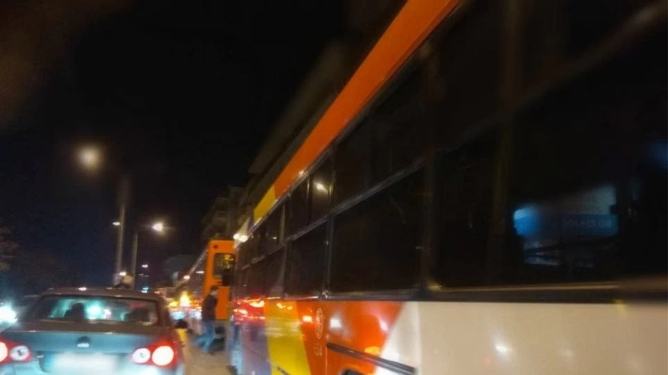 Απίστευτο: Τέσσερα λεωφορεία του ΟΑΣΘ «έμειναν» ταυτόχρονα στο ίδιο σημείο λόγω βλάβης!